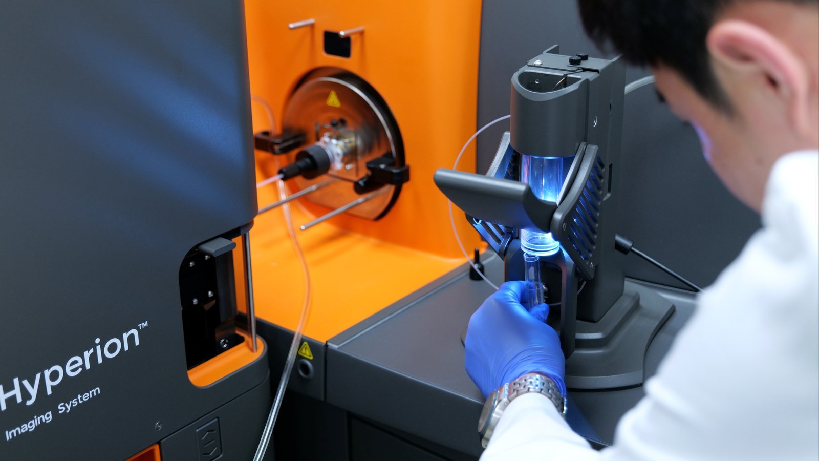 Hyperion Imaging System 앞에서 시료 슬라이드를 거치하는 연구자